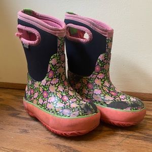 Girls bogs size 9